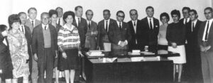 Grupo dos primeiros servidores que tomaram posse na Justiça Federal do Rio Grande do Sul, em 1967, com os Juízes José Néri da Silveira, Hermillo Galant e José César Leitão Krieger (ao centro).