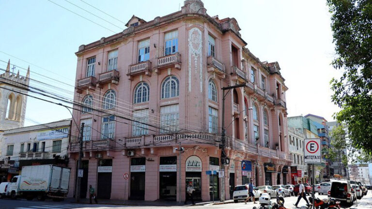 Primeira sede da Justiça Federal em Santa Maria, Rua Venâncio Aires, nº 1934, em frente à Praça Saldanha Marinho. Créditos: João Alves/Prefeitura de Santa Maria. (1987)