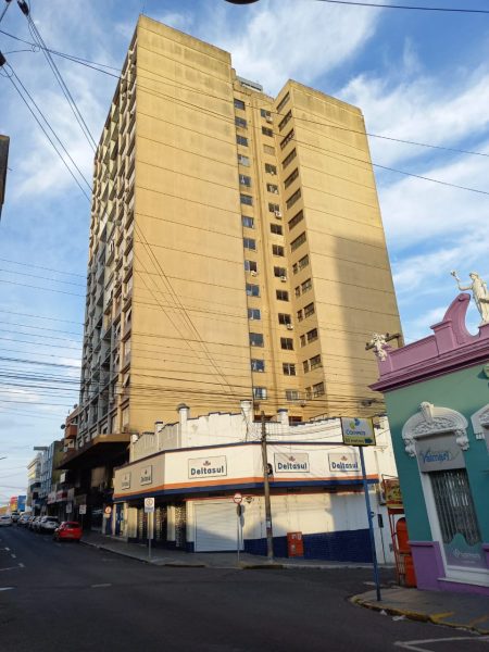 A primeira sede da Justiça Federal em Santana do Livramento ficava no primeiro andar do prédio amarelo destacado na foto, na Rua das Andradas nº 375. (1993)