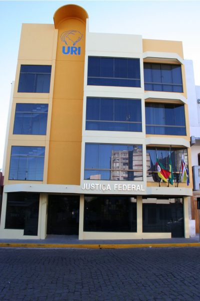 Primeira sede da Justiça Federal em Santiago foi estabelecida através de parceria entre a Prefeitura Municipal, a Universidade Regional Integrada do Alto Uruguai e das Missões e a própria JFRS. (2006)