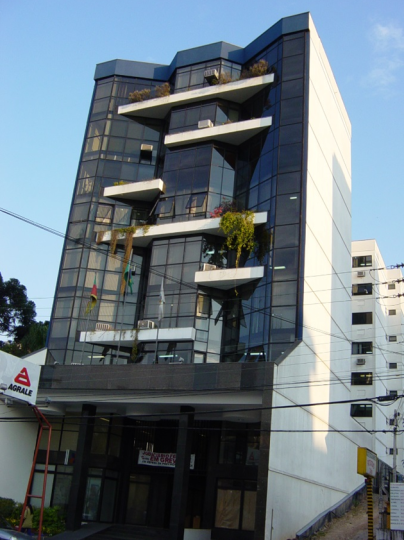 a foto mostra a fachada de um prédio