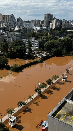Fundos do prédio da JFRS, incluindo estacionamento e fundos do prédio do MPF