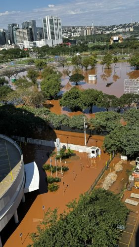Lateral do prédio da JFRS, incluindo parque Harmonia, em direção ao Anfiteatro Pôr do Sol