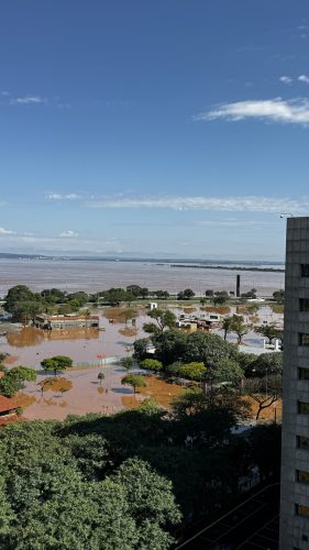 Frente do prédio da JFRS, incluindo parque Harmonia, em direção ao ao Lago Guaíba (Sul).