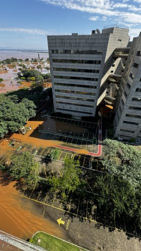 Prédio do TRF4 visto a partir da JFRS