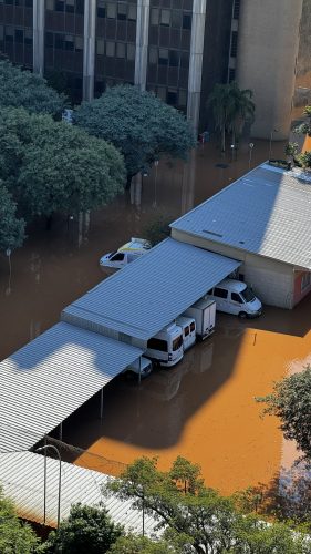 Estacionamento do prédio da Receita Federal do Brasil, ao lado do TRF4.