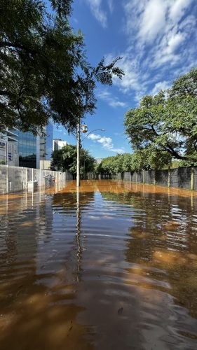 Rua Franciso Caruso da Rocha, em frente ao prédio da JFRS, em direção ao MPF.