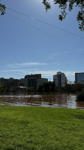 Visão do prédio da JFRS através do Parque Harmonia