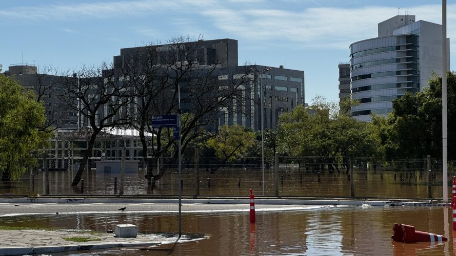 Visão do prédio da JFRS através do Parque Harmonia