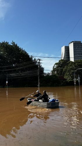 Equipe da Policia Judicial dirige-se ao prédio da JFRS pela Av. Augusto de Carvalho. Ao fundo o prédio do Centro Administrativo Fernando Ferrari.