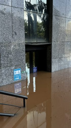 Porta de acesso térreo, por onde acessam o prédio da JFRS as pessoas com dificuldades de locomoção, por exemplo, para realização de perícias médicas.