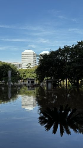 Estacionamento na parte da frente do prédio da JFRS. Ao fundo o prédio do MPRS.