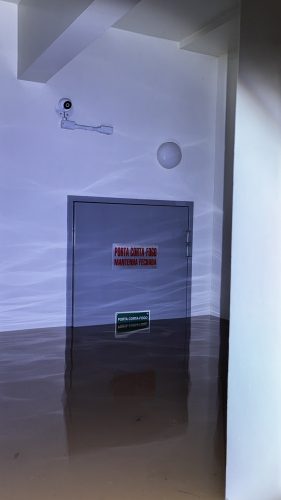 Acesso às escadas internas do prédio JFRS, no andar térreo.