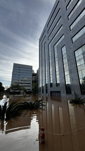 Estacionamento na parte da frente do prédio da JFRS. Ao fundo o prédio do TRF4.