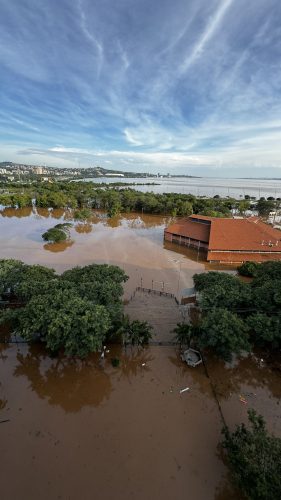 Frente do prédio da JFRS, incluindo o telhado do Centro de Eventos Casa do Gaúcho, dentro do parque Harmonia.