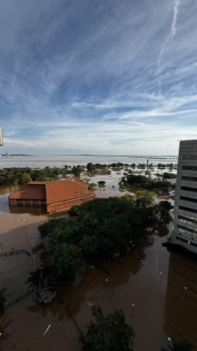 Frente do prédio da JFRS, incluindo o telhado do Centro de Eventos Casa do Gaúcho e a parte do prédio do TRF4.