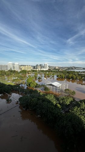 Frente do prédio da JFRS, incluindo parque Harmonia.