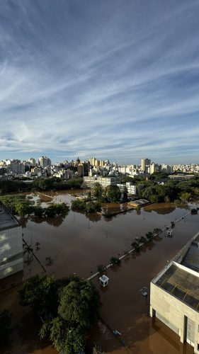 Fundos do prédio da JFRS, incluindo estacionamento, em direção ao prédio do SERPRO.