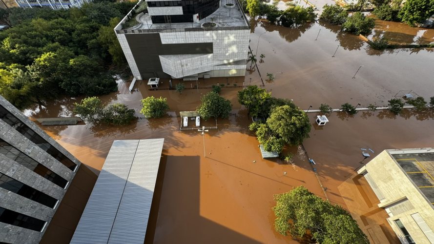 Fundos do prédio da JFRS, incluindo o prédio anexo do TRF4.