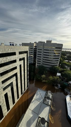 Fundo do prédio da JFRS à esquerda e do TRF4 ao fundo. No centro, o maquinário de ar-condicionado da JFRS.