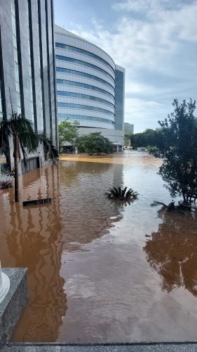 Estacionamento na frente da JFRS, em direção ao prédio do Ministério Público Federal - MPF. Caminho por onde passam as pessoas com dificuldade de locomoção.
