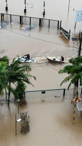 Equipe da Polícia Judicial acessando o prédio da JFRS com embarcações.