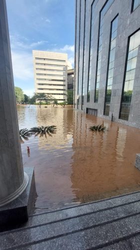 Estacionamento na frente da JFRS, em direção ao prédio do TRF4.