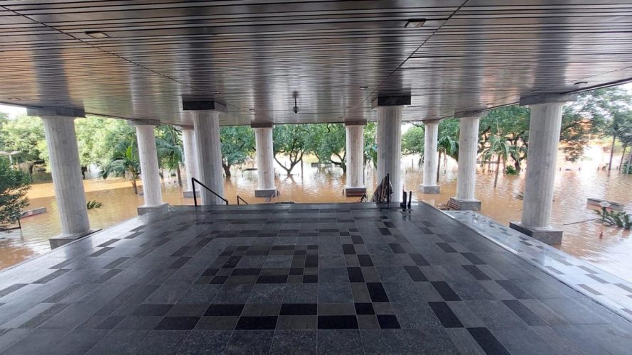 Escadaria de entrada do prédio da JFRS.